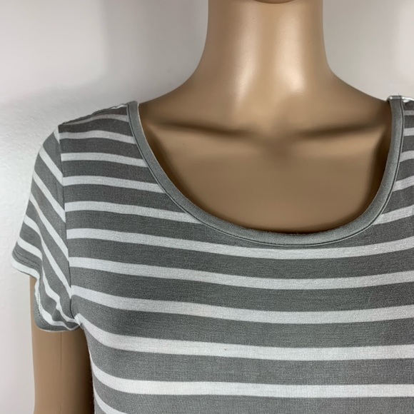 GUESS Large Gray White Striped Scoop Neck Crop Top - Picture 5 of 6